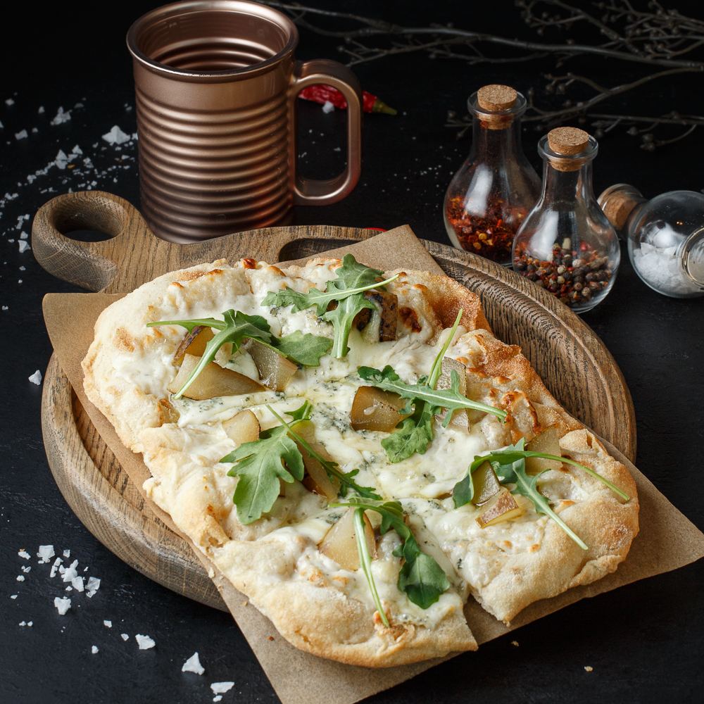 Пицца с грушей и сыром дор-блю