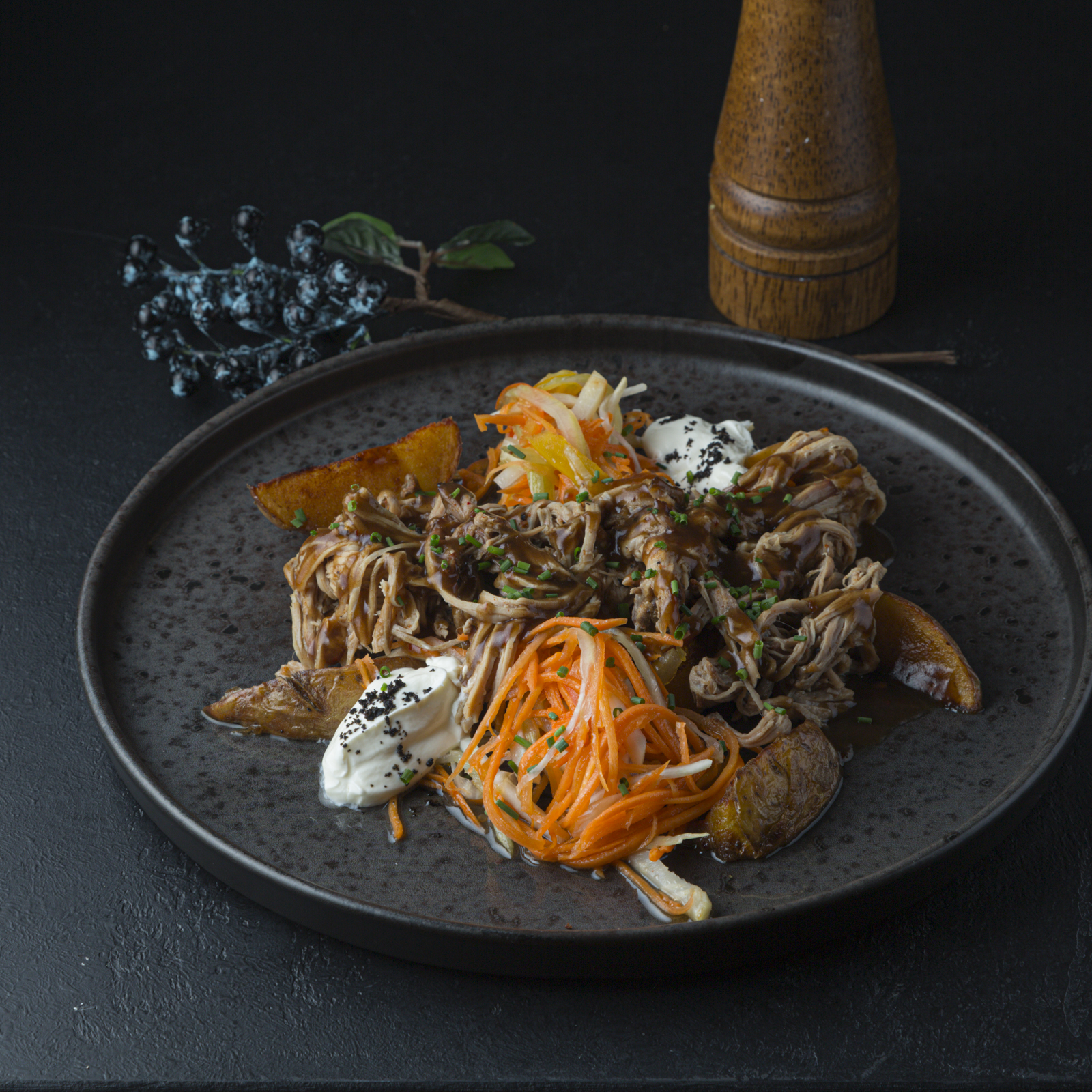 Рваная свинина с картофелем и маринов овощами