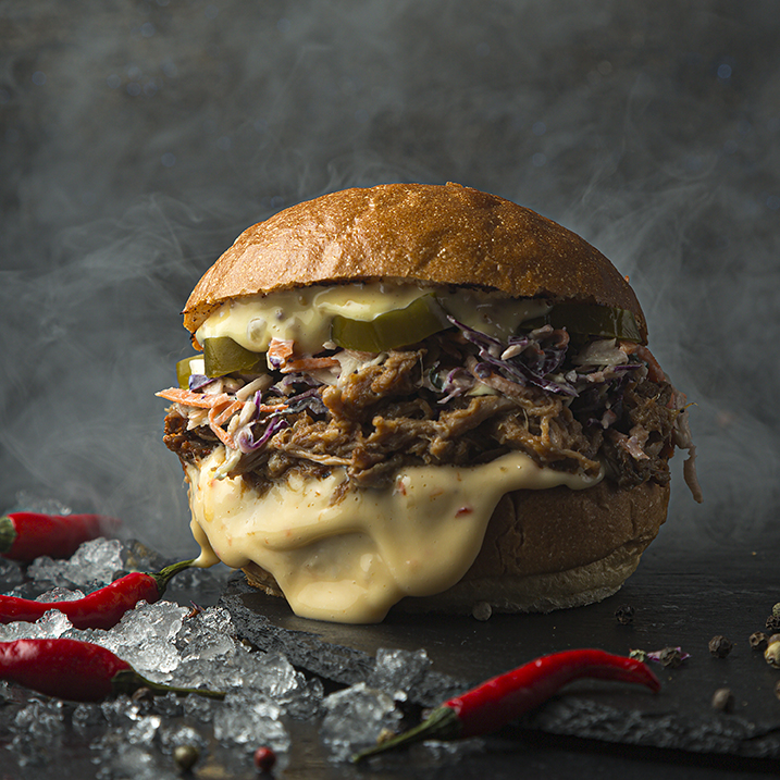 Бургер с рваной свининой