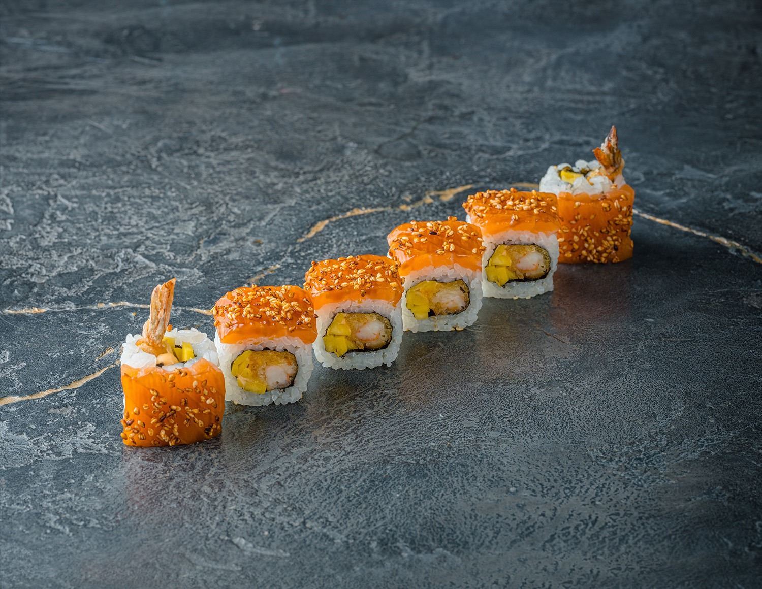 Ролл тропический лосось