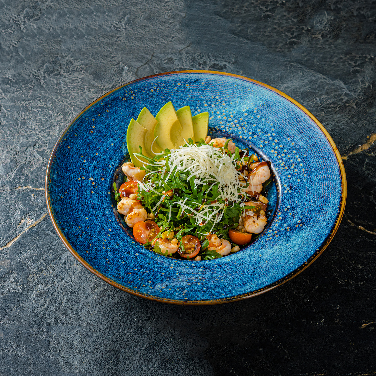 Салат с креветками и рукколой