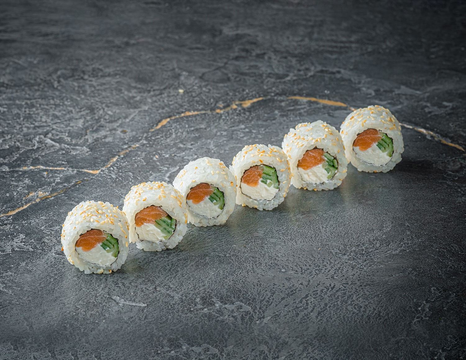 Ролл Филадельфия в кунжуте