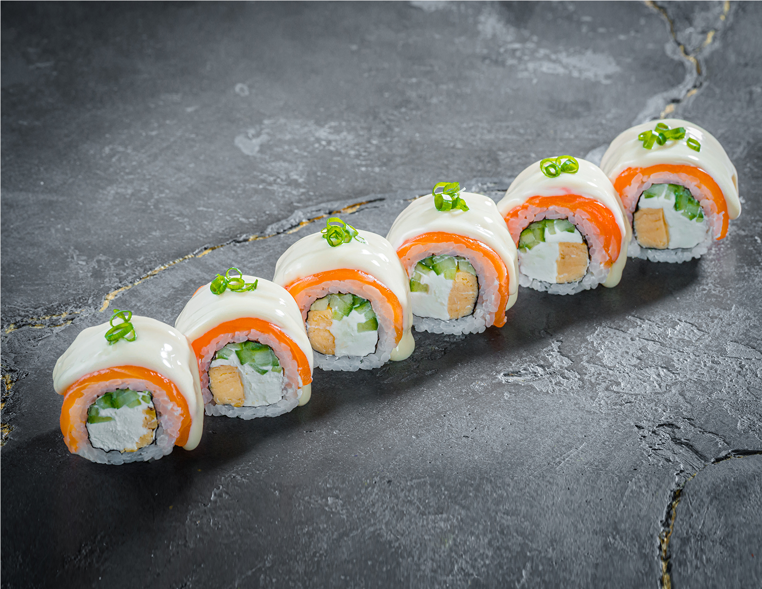 Ролл Лосось с трюфельным соусом