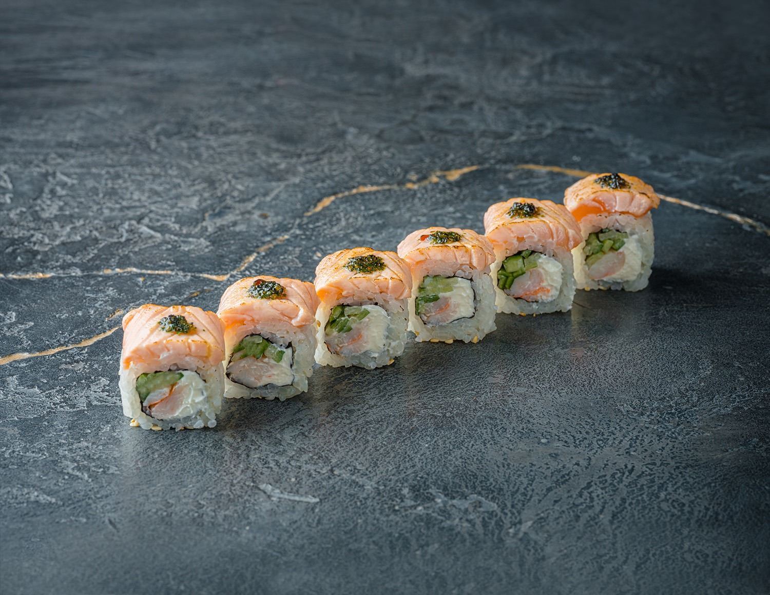 Ролл Лосось с соусом чимичури