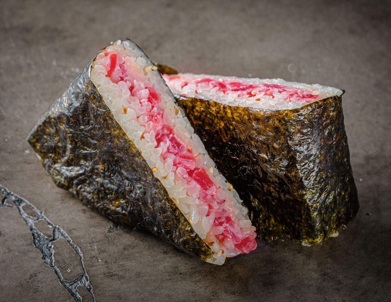 Онигири с тунцом