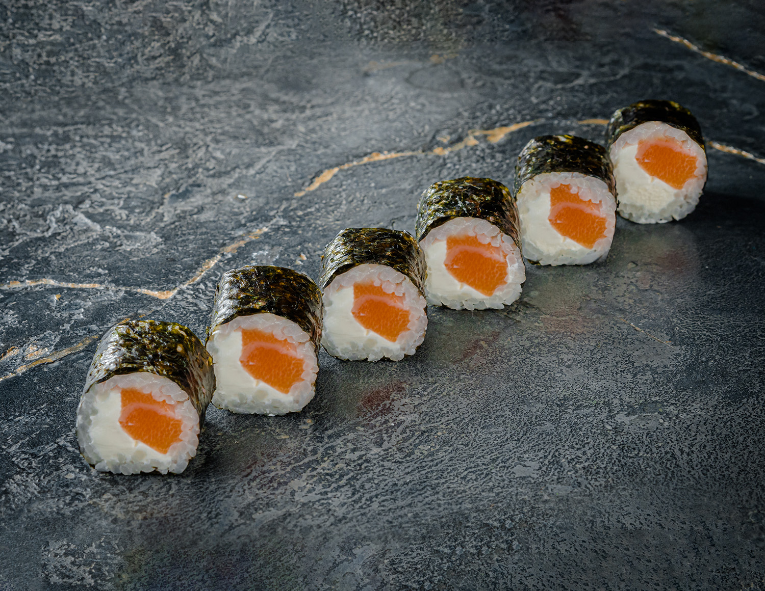 Классический Ролл с лососем и сыром