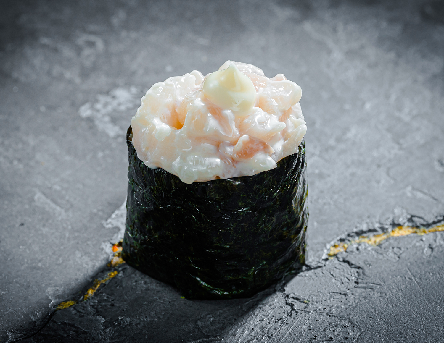 Гункан масляная рыба в трюфельном соусе