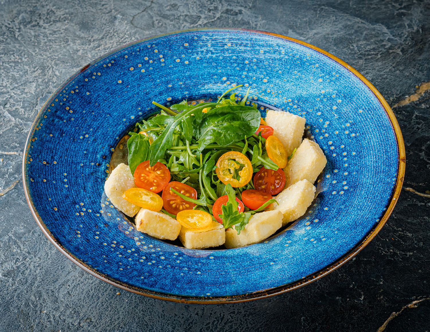 Микс салат с жареным тофу