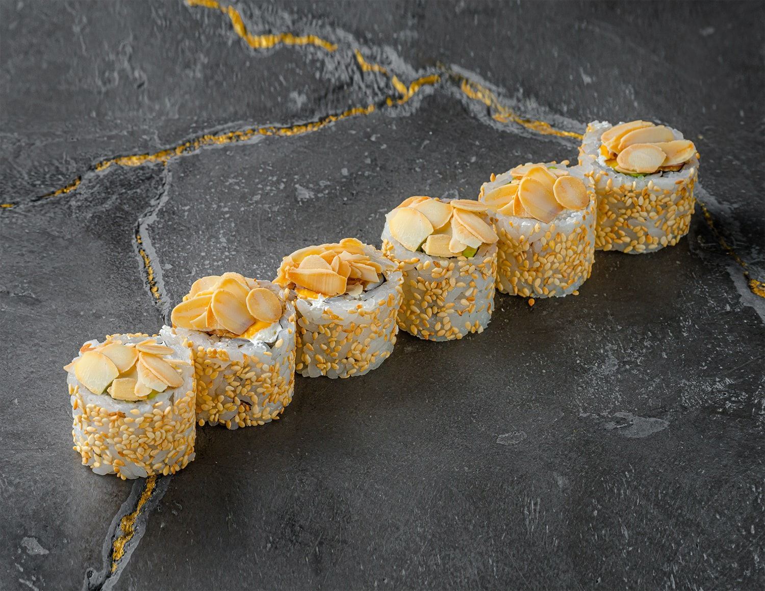 Ролл Креветка с миндалем