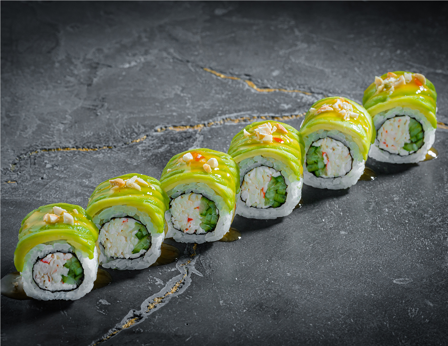 Ролл с крабом и авокадо