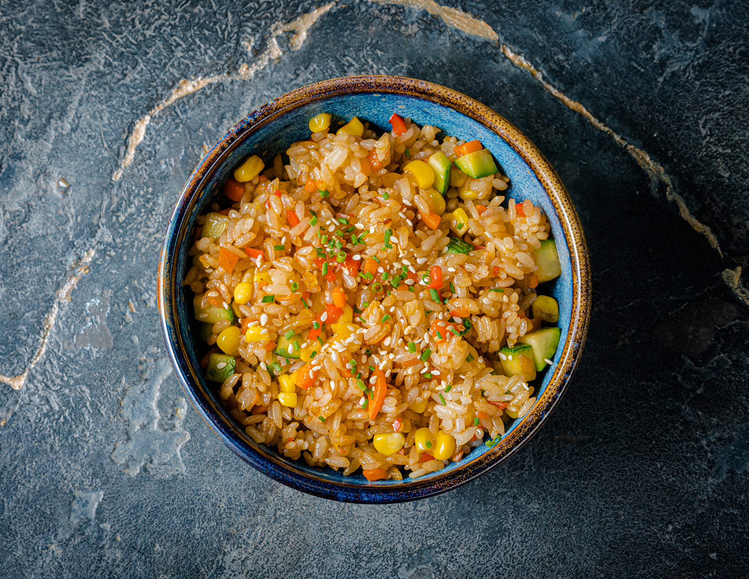 Жареный рис с овощами