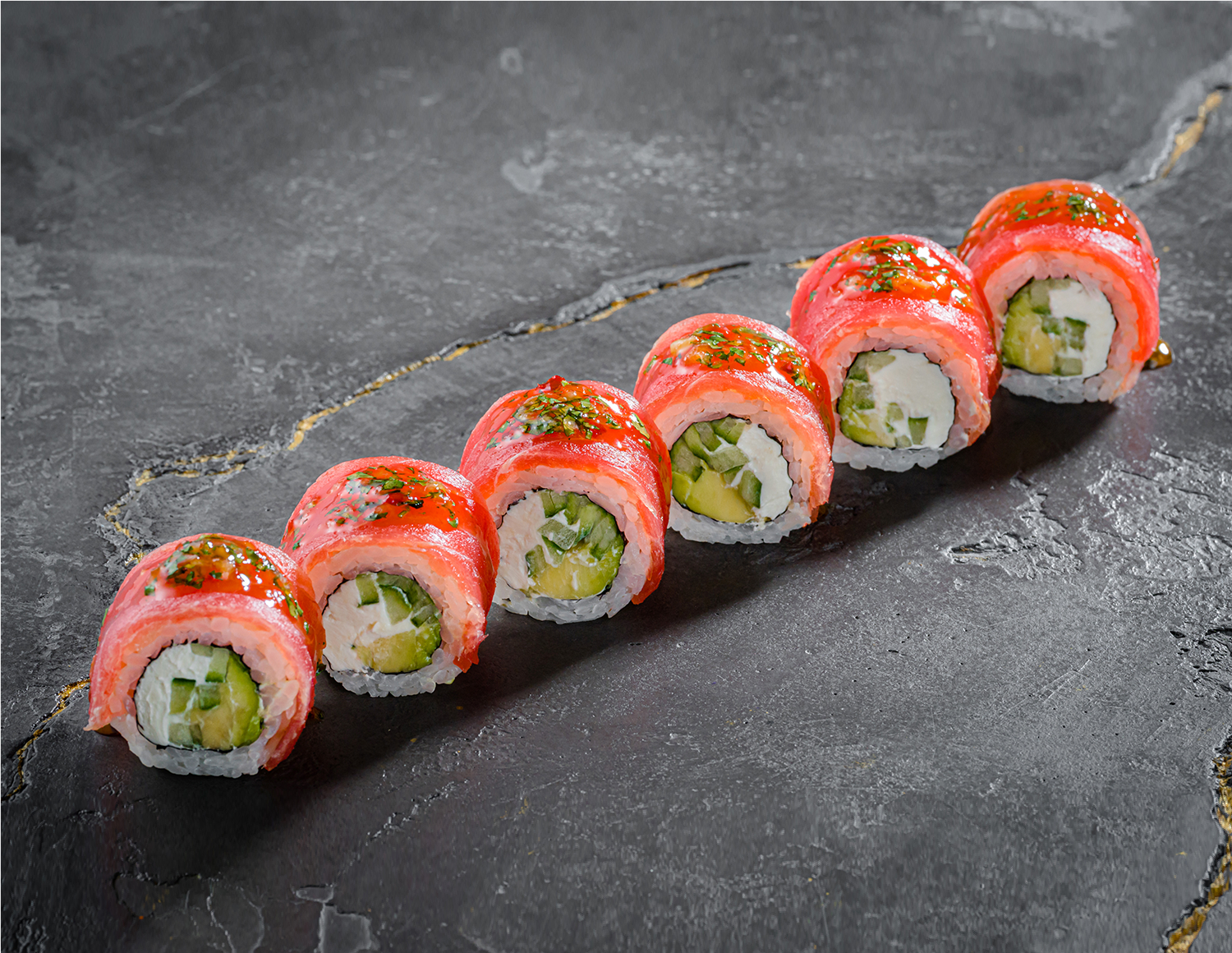 Ролл Тунец с соусом Никей