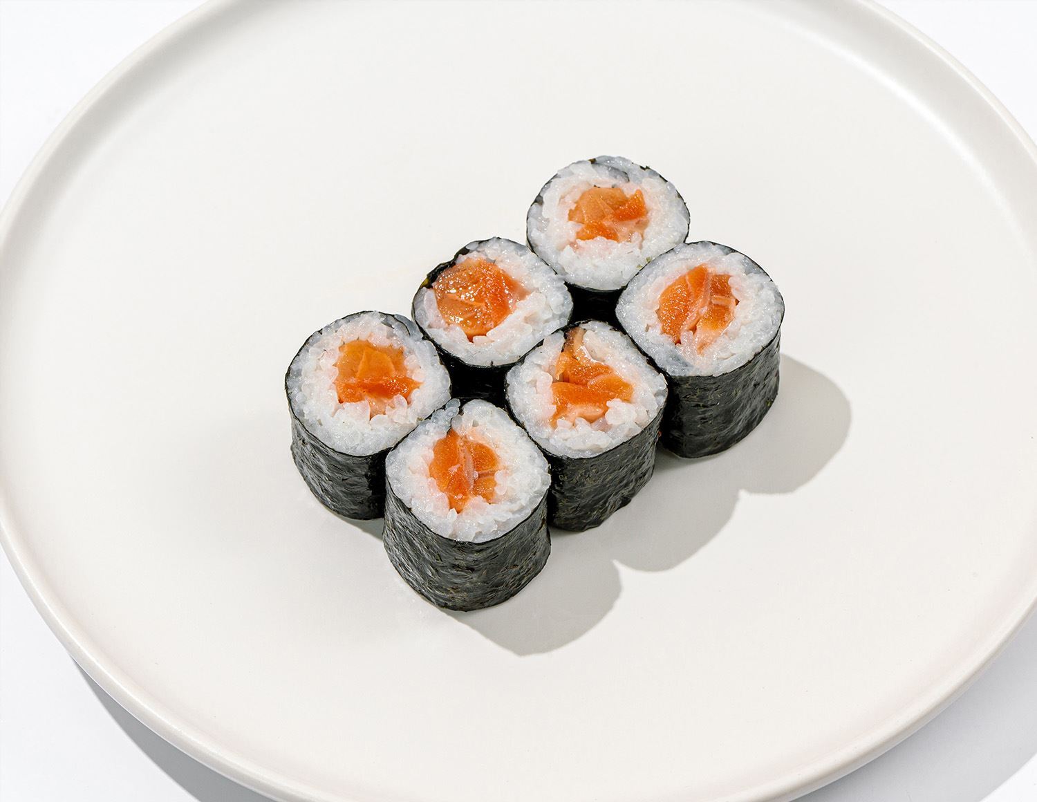 Классический ролл с лососем спайси