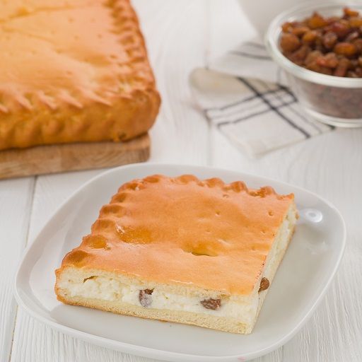 Пирог с творогом и изюмом