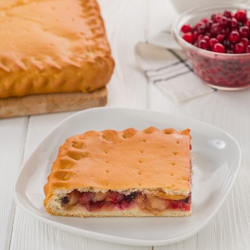 Пирог с яблоками и брусникой