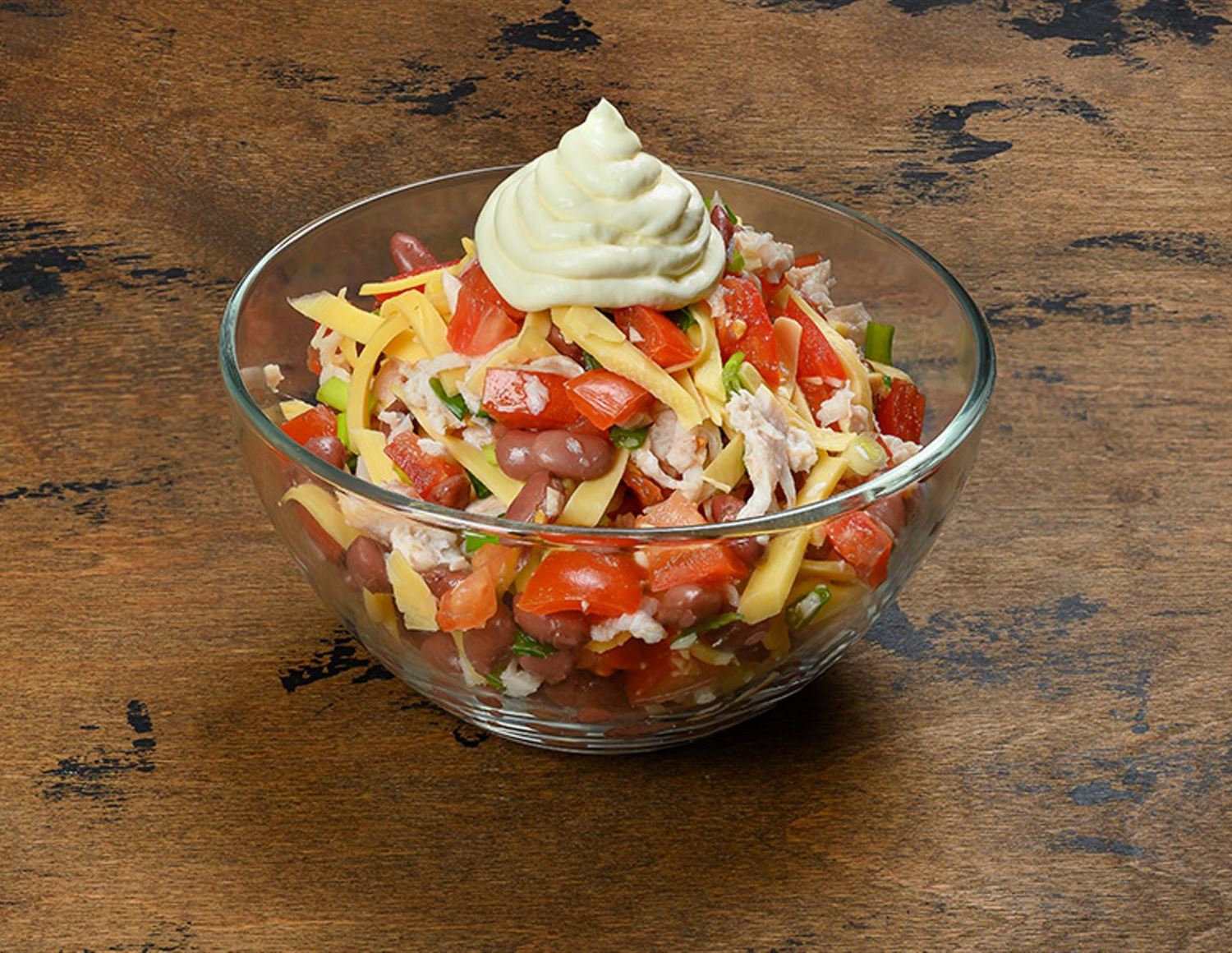 Салат с копченой курицей и фасолью