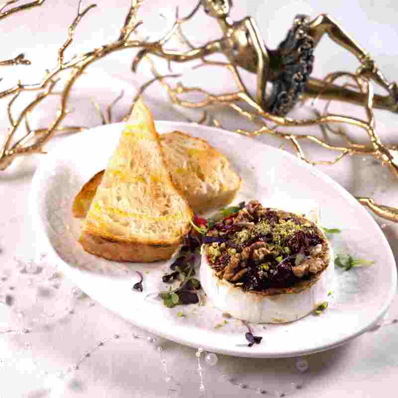 Запеченный камамбер с вишневым соусом иорехами