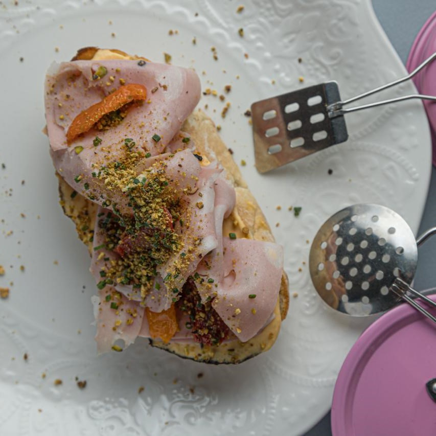 Брускетта с мортаделлой 