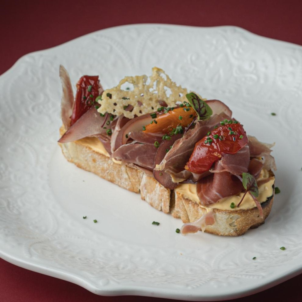 Брускетта с пармой 