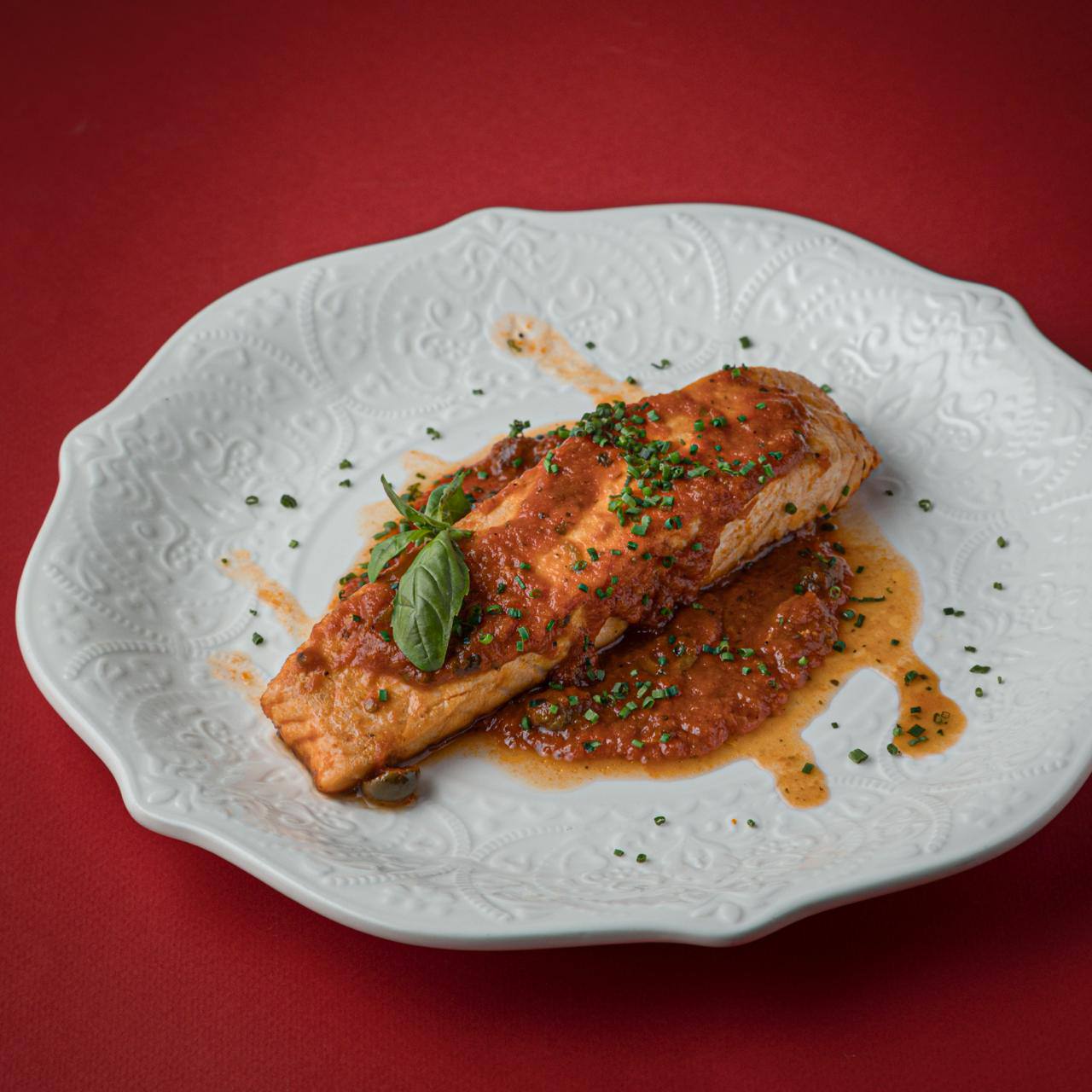 Филе лосося в соусе путанеско