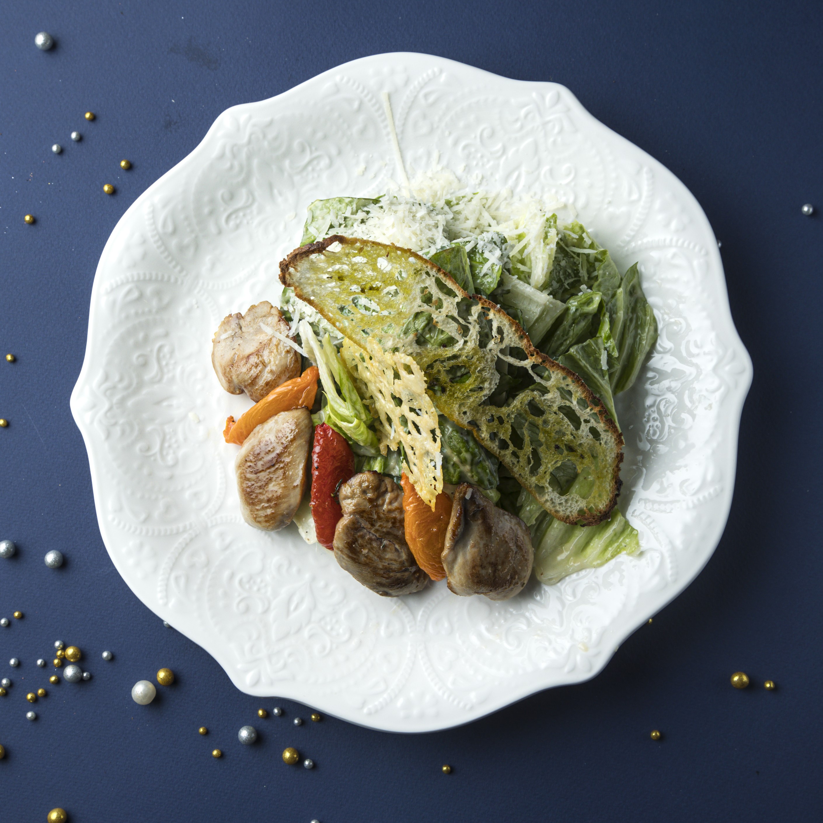 Листья Романо с филе перепела и слусом Цезарь