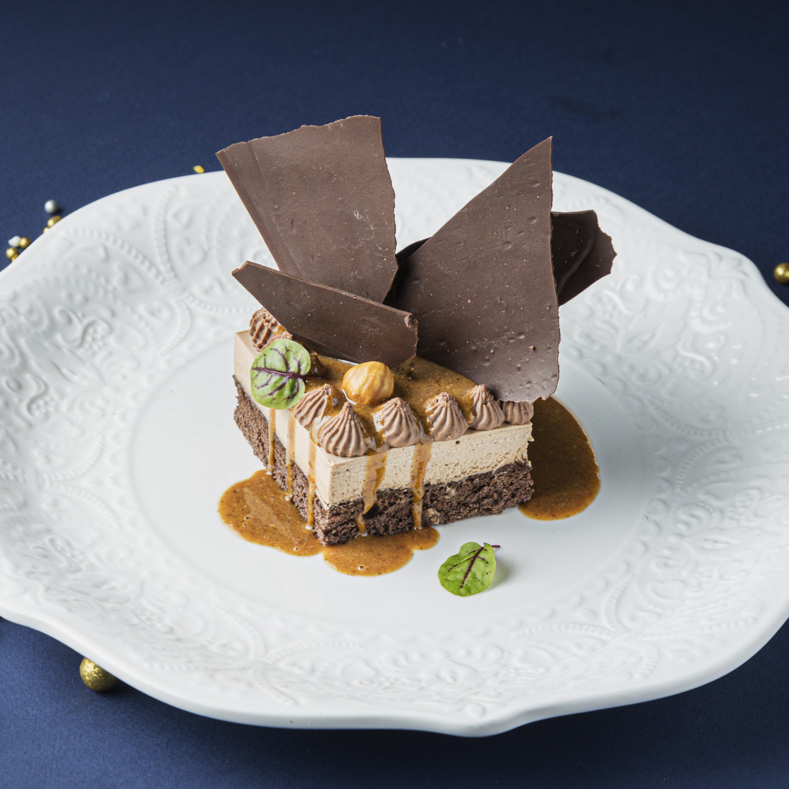 Шоколадный торт с фундуком