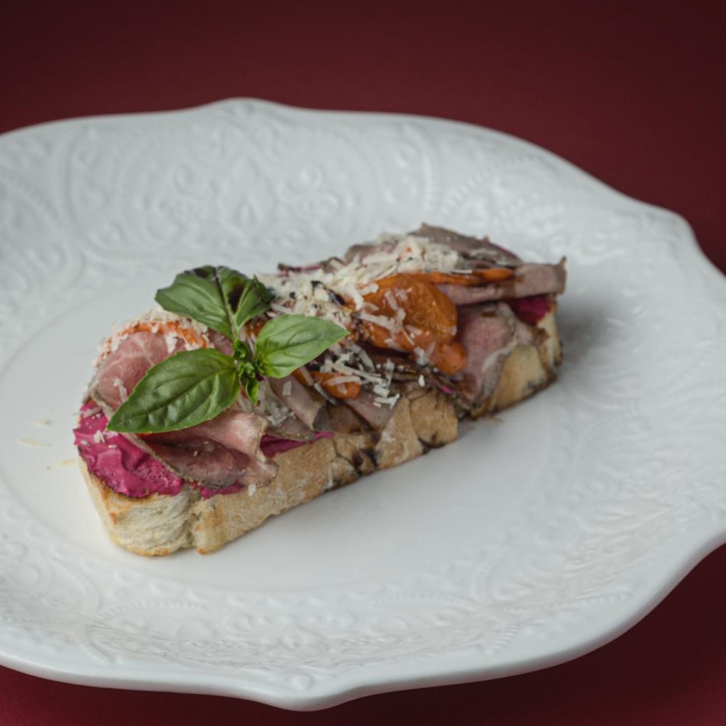 Брускетта с ростбифом 
