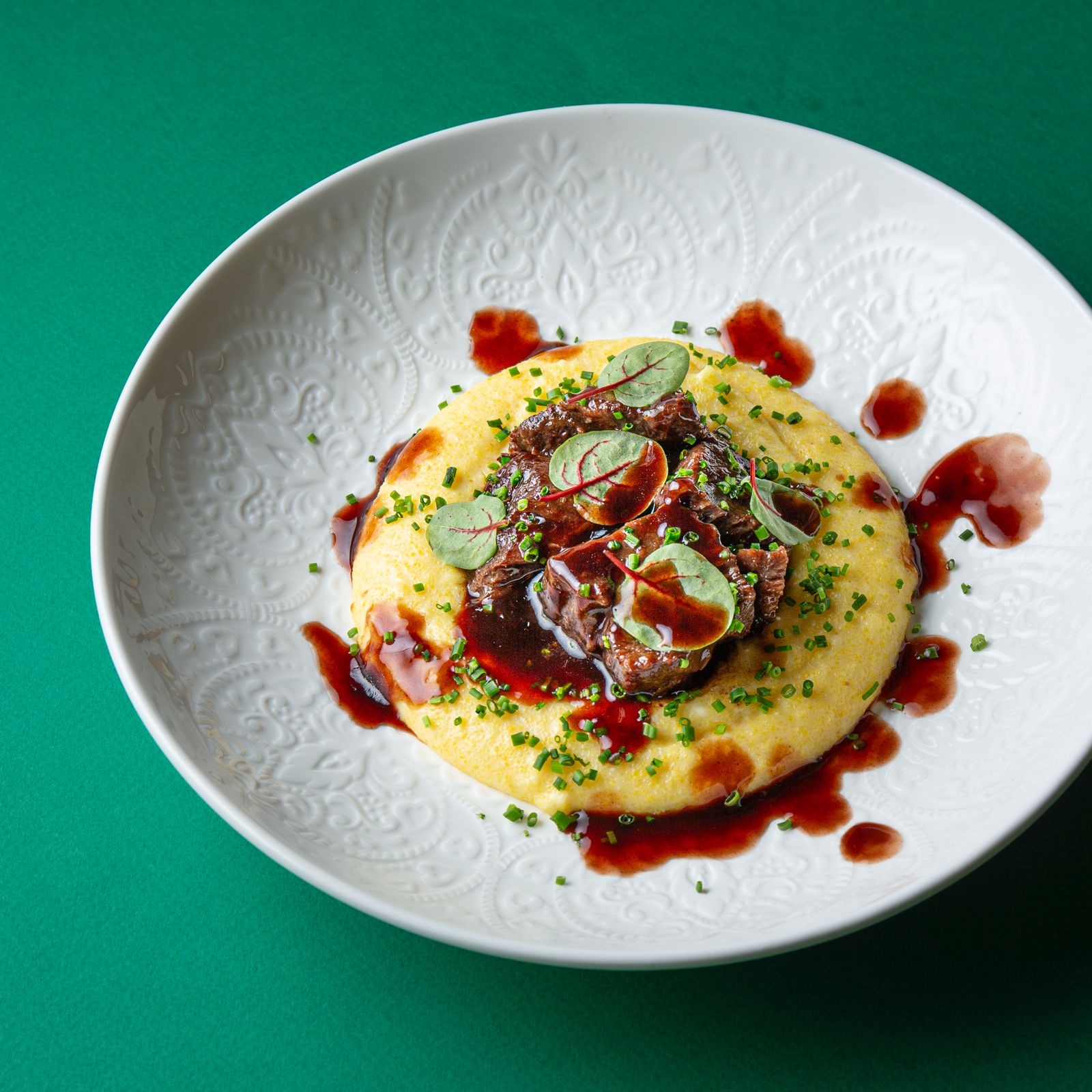 Стракотто из говяжьих щёчек в винном соусе с полентой