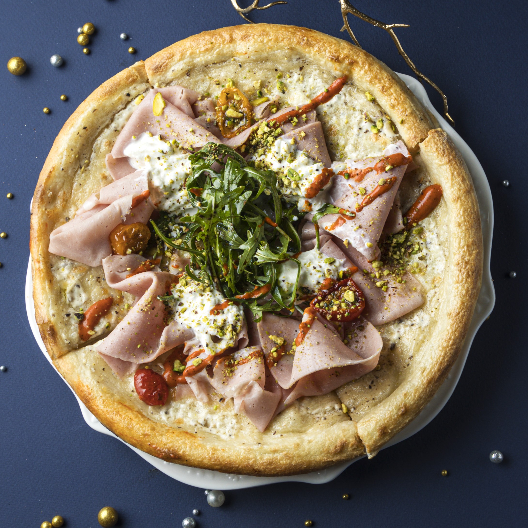 Пицца с мортаделлой и трюфельным соусом