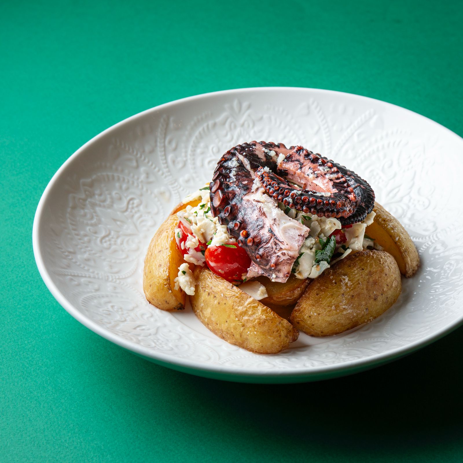 Осьминог с печеным картофелем