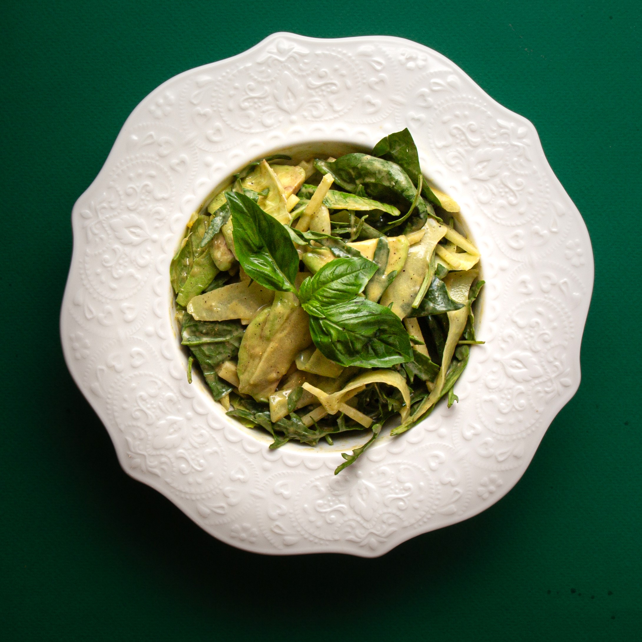 Зеленый салат со сливочно-экзотическим соусом