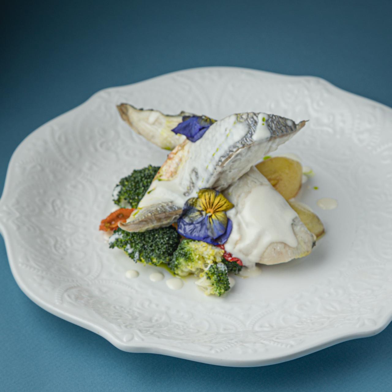 Дорадо с овощами и соусом белое вино