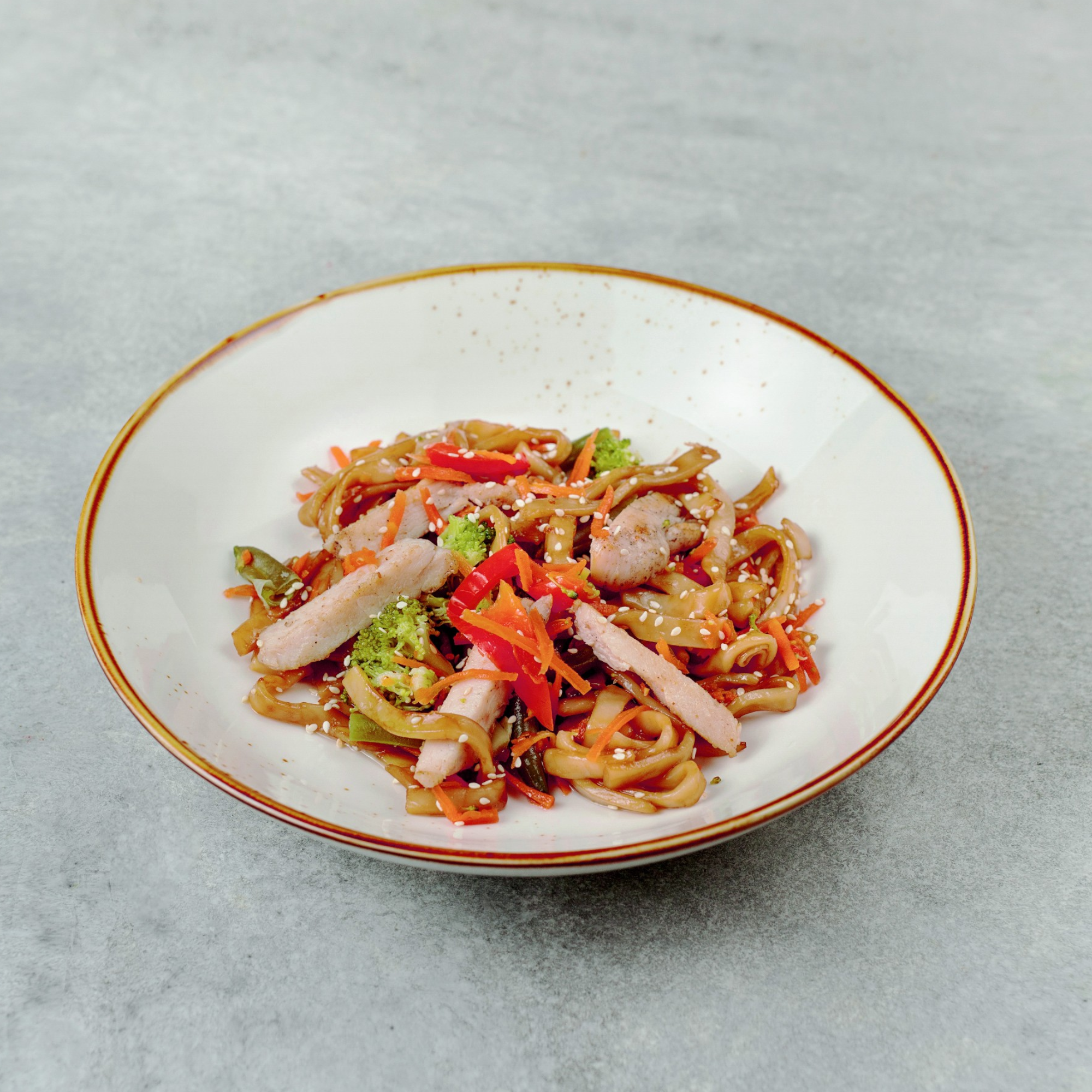 Удон с курицей и овощами с соусом на выбор: