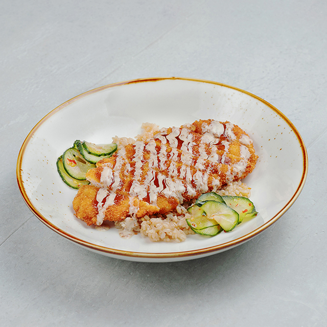 Цыпленок Кацу с рисом и огурцами