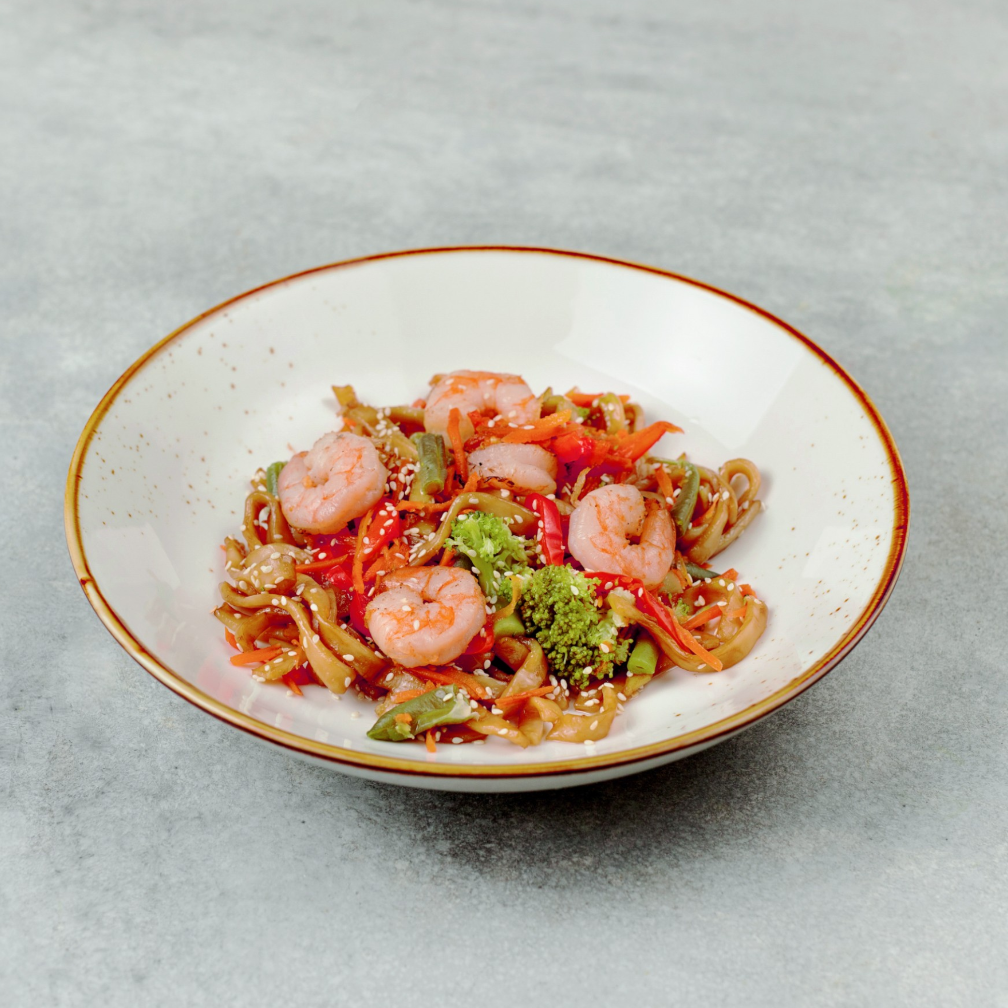 Удон с тигровыми креветками и овощами с соусом на выбор: