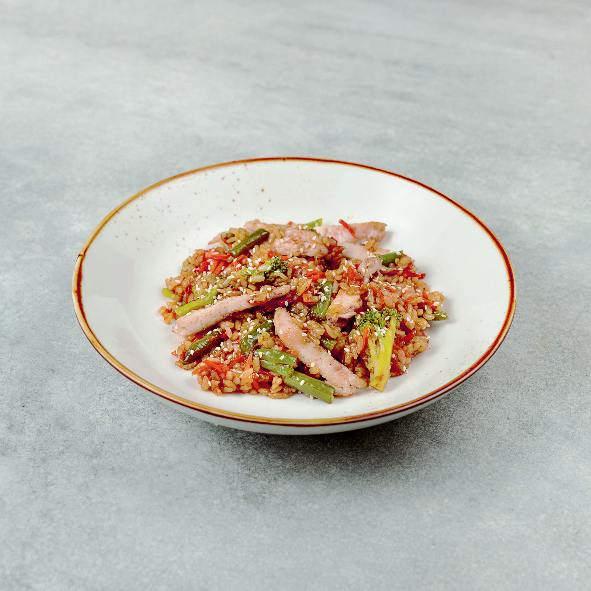 Рис с курицей и овощами с соусом на выбор: