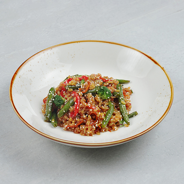 Рис с овощами с соусом на выбор: