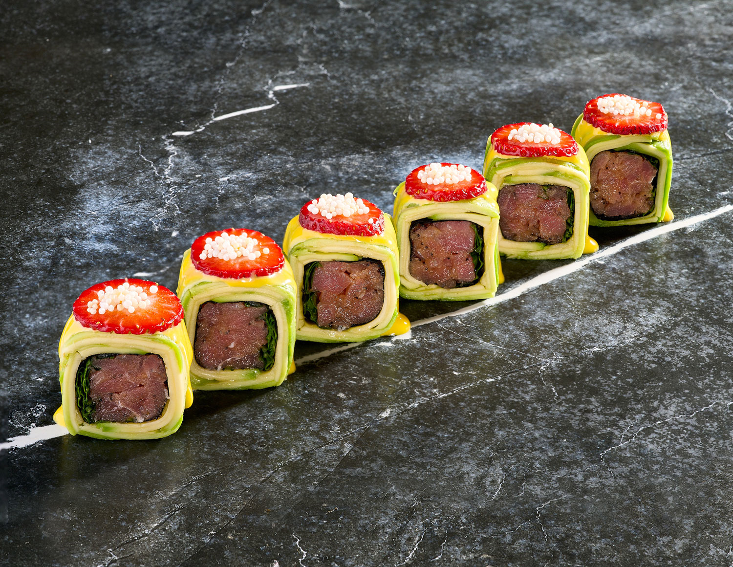 Ролл в авокадо с тар-таром из тунца Еллоуфин