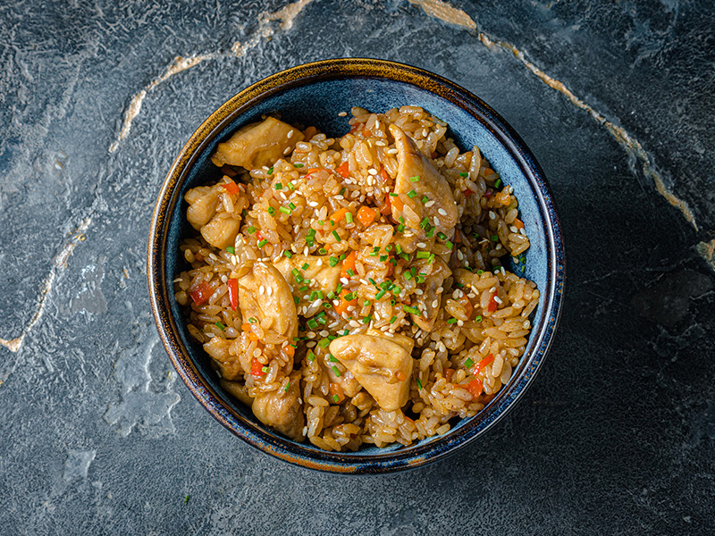 Жареный рис с курицей
