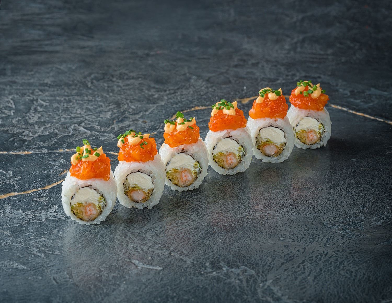 Ролл с креветкой и острым лососем