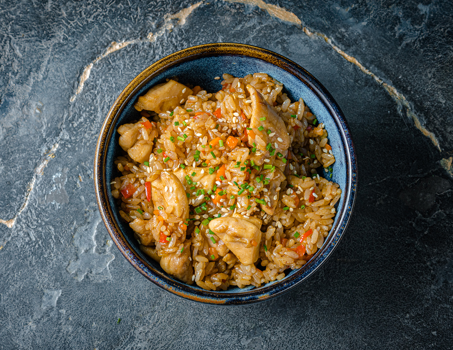 Жареный рис с курицей